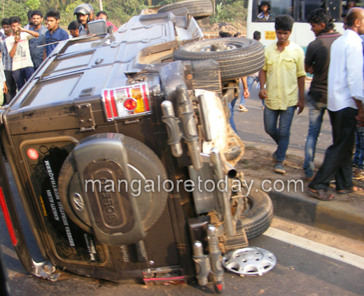 Bolero overturns in Adyar 2